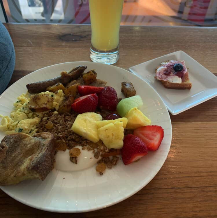PHL Centurion Lounge Breakfast - Eric Jones